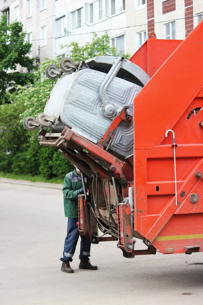 Pracovník Nakládá Odpadkový Koš Recyklačním Stroji — Stock fotografie