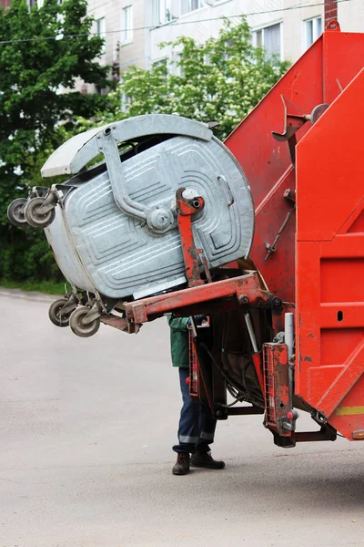 Şçi Çöp Kutusunu Geri Dönüşüm Makinesine Yüklüyor — Stok fotoğraf