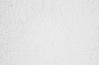 Yüzeyinde küçük delikler olan pürüzsüz alçılı beyaz duvarı temizle