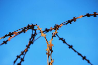 Kapalı bir işletmenin duvarında dikenli tel var..