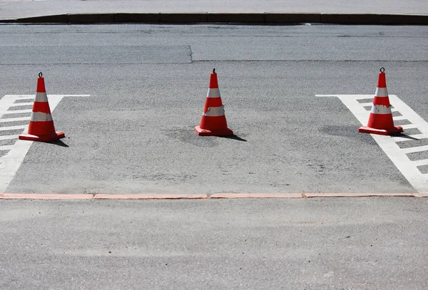 Plastové Signalizační Dopravní Kužely Uzavírají Místo Parkovišti Pro Automobily — Stock fotografie