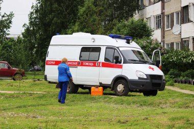 Ambulans göreve geldi. Doktor makinenin yanında duruyor.