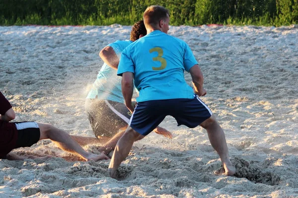 Jovens Jogam Futebol Verão Plataforma Areia — Fotografia de Stock