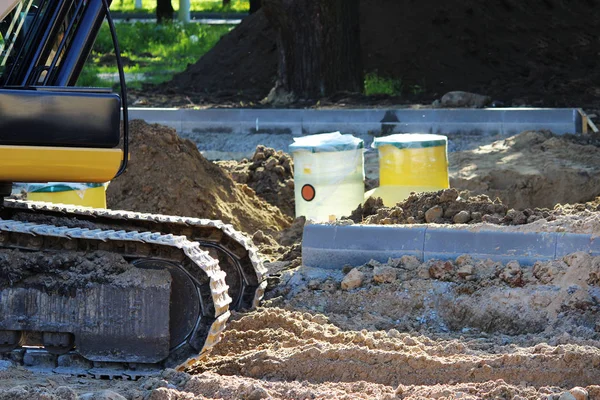 Excavadora Cava Tanque Plástico Gas Captador Petróleo Suelo Durante Construcción — Foto de Stock