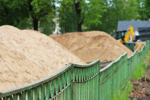 Een stapels bouw zand op de site voor de bouw van het stadion van de stad. — Stockfoto