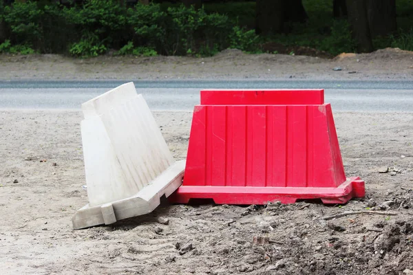 Barreiras de plástico vermelho e branco bloqueando a estrada . — Fotografia de Stock