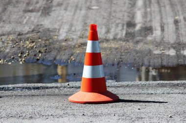 Plastik sinyal trafik koni kamyonlar için park yerinde bir yer alır.