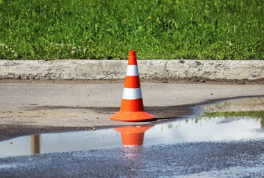 Plastik sinyal trafik koni kamyonlar için park yerinde bir yer alır.