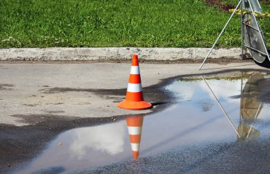 Plastik sinyal trafik koni kamyonlar için park yerinde bir yer alır.