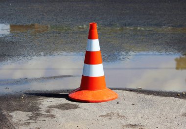 Plastik sinyal trafik koni kamyonlar için park yerinde bir yer alır.
