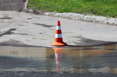 Plastik sinyal trafik koni kamyonlar için park yerinde bir yer alır.