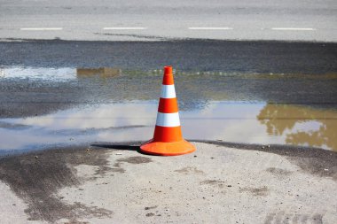 Plastik sinyal trafik koni kamyonlar için park yerinde bir yer alır.