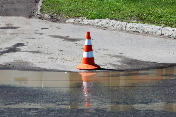 Plastik sinyal trafik koni kamyonlar için park yerinde bir yer alır.