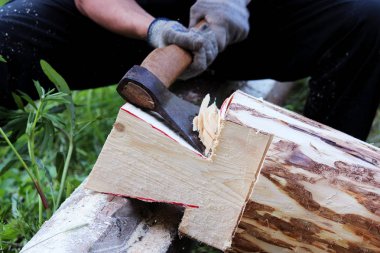 Çalışan bir hacket yardımı ile ahşap bir çerçeve bir ev inşaatı sırasında toplar.