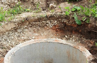 Su çıkarma için de. Dünya'nın bir çukura inşaat bir köyün su çıkarımı birkaç Beton halkalar yardımıyla için iyi koydu