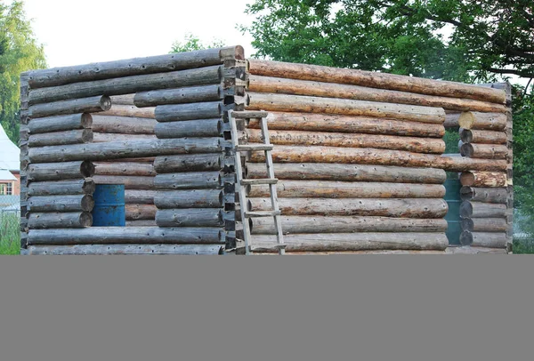 Assemblage d'un cadre en bois et construction d'une maison. La Russie. Texture de vieux rondins de bois . — Photo