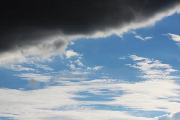 White clouds against the blue sky on a sunny summer day. — Stock Photo, Image