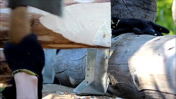 Fabrication dari balok untuk papan rim, yang lantai direncanakan dengan bantuan kapak secara manual, Rusia . — Stok Video