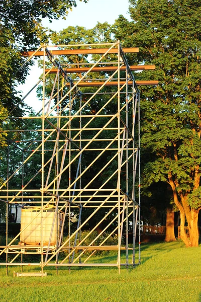 Estructura metálica en forma de marco para fijar columnas musicales y una pantalla para transmitir eventos en el parque — Foto de Stock