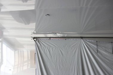 Profesyonel büyük ekran yansıtıcısı çerçevede siyah ve gümüş renktedir ve film çekimlerinde iç aydınlatma için kullanılır. Işığın emilmesi ve dağılması