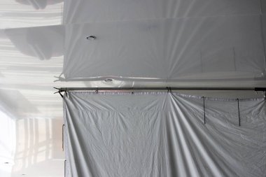 Profesyonel büyük ekran yansıtıcısı çerçevede siyah ve gümüş renktedir ve film çekimlerinde iç aydınlatma için kullanılır. Işığın emilmesi ve dağılması