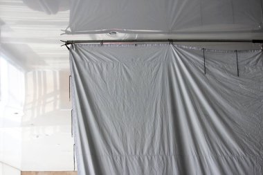 Profesyonel büyük ekran yansıtıcısı çerçevede siyah ve gümüş renktedir ve film çekimlerinde iç aydınlatma için kullanılır. Işığın emilmesi ve dağılması