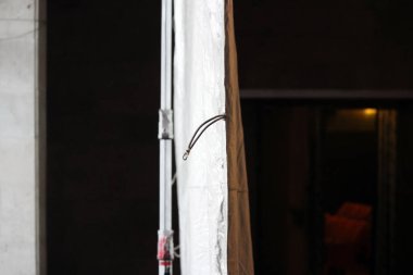 Profesyonel büyük ekran yansıtıcısı çerçevede siyah ve gümüş renktedir ve film çekimlerinde iç aydınlatma için kullanılır. Işığın emilmesi ve dağılması