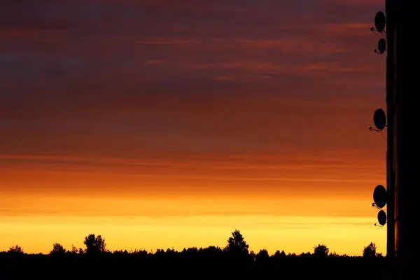 Satelliet Schotel Thuis Tegen Een Mooie Zonsondergang Zon — Stockfoto