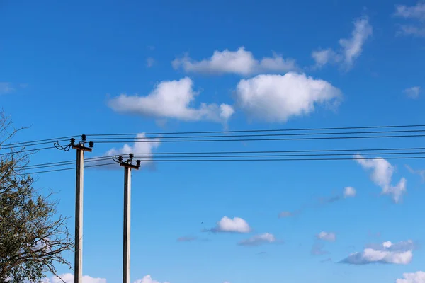Twee Betonnen Pilaren Elektrische Houten Paal Tegen Blauwe Lucht Wolken — Stockfoto