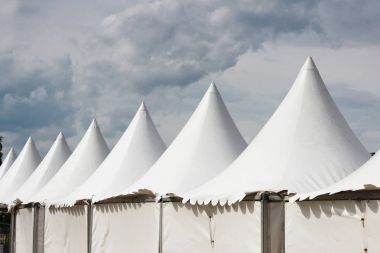 Festival beyaz büyük çadır park tatil oteller.