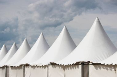 Festival beyaz büyük çadır park tatil oteller.
