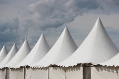 Festival beyaz büyük çadır park tatil oteller.