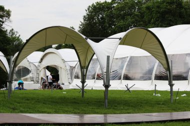 Festival beyaz çadırları ve çardağı tatil için parktaki şenlik için hazırlandı.