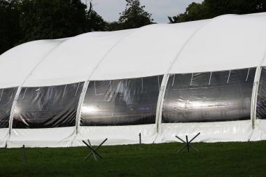 Festival beyaz büyük çadır festival alımı için tatile parkta ayarlanır.
