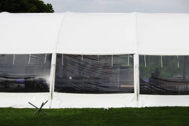 Festival beyaz büyük çadır festival alımı için tatile parkta ayarlanır.
