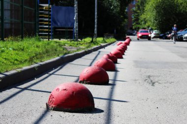 Top şeklindeki kırmızı beton Kaide yolun karşı araçların giriş yanında evin yanında.