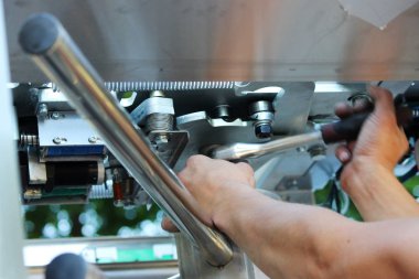 İşçi tam yükseklikte yüksek turnike girişinde bicyclists geçişini sınırlamak için parka yüklüyorsanız ve ücretli yolcu bilet insanlar. Turnikeye bir elektronik ile donatılmıştır