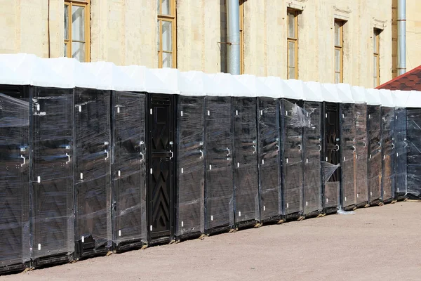 Viele neue tragbare Trockenschränke und Toiletten befinden sich im Torchina-Palast. Vorbereitung auf die Feierlichkeiten zum Jahrestag der Gründung der Leningrader Region — Stockfoto