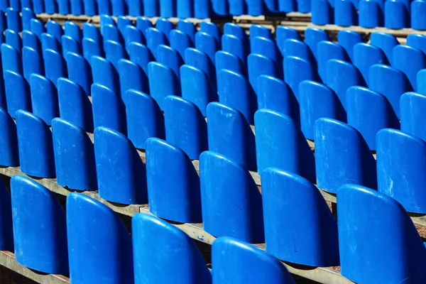 Conjunto de sillas de plástico vacías azules. Preparación para las vacaciones al aire libre . — Foto de Stock