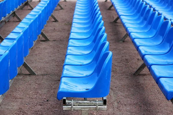 Conjunto de cadeiras de plástico azul vazio. Preparação para as férias ao ar livre . — Fotografia de Stock
