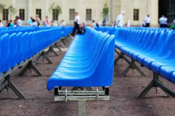 Conjunto de sillas de plástico vacías azules. Preparación para las vacaciones al aire libre . — Foto de Stock