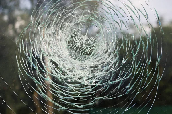 Vándalos rompieron el cristal en una parada de autobús en la ciudad —  Fotos de Stock