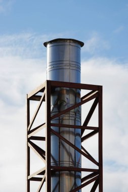 Mavi gökyüzüne karşı metal koruyucu durumda galvanizli boru.