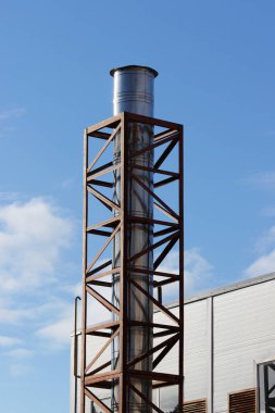 Mavi gökyüzüne karşı metal koruyucu durumda galvanizli boru.