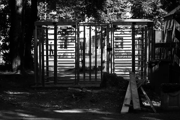 Περιστροφική πύλη πλήρης-ύψους στροφέα ηλεκτρομηχανολογικών είναι εγκατεστημένη στην είσοδο στο πάρκο της Gatchina για τον έλεγχο και να περιορίσετε το ταξίδι των ποδηλάτων. Μαύρο και άσπρο φωτογραφία — Φωτογραφία Αρχείου