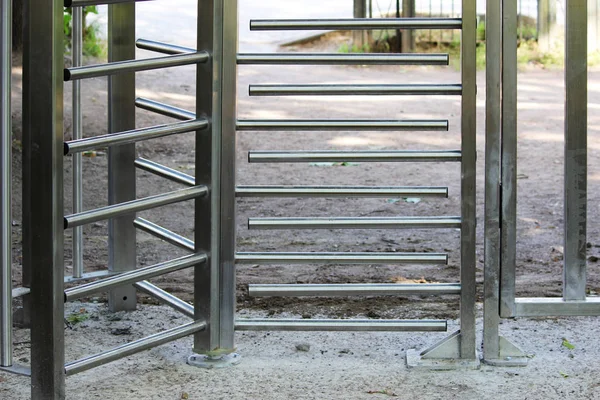 O rotor rotativo de altura total eletromecânico é instalado na entrada do Parque Gatchina para controlar e limitar o deslocamento de bicicletas — Fotografia de Stock