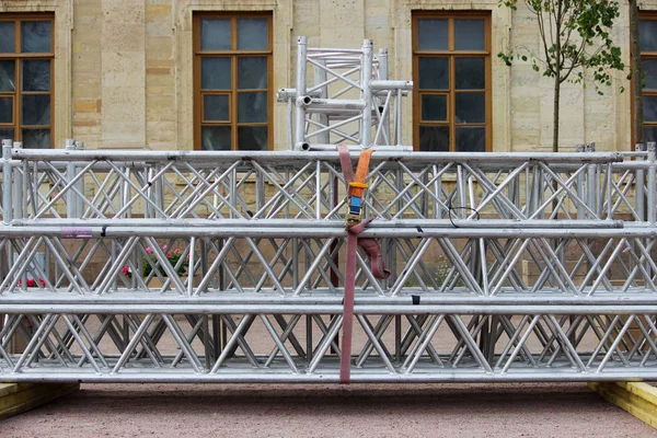 Detalles para el montaje de estructuras metálicas en forma de escena antes de la celebración al aire libre en el parque . — Foto de Stock