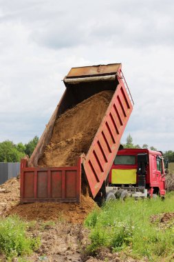 İnşaat kamyonu kaldırır nerede su ile boru hattı döşeme kum onarım sitesinde. Taksi üzerinde sarı boş reklam tente