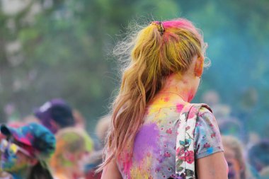 Gatchina, Rusya Federasyonu festival Holi Festival kuru çok renkli boya ile genç kız boyalı.