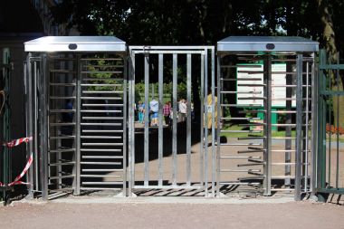 Turnike tam yükseklikte rotor elektromekanik kontrol etmek ve bisiklet seyahat sınırlamak Gatchina Park girişinde yüklü